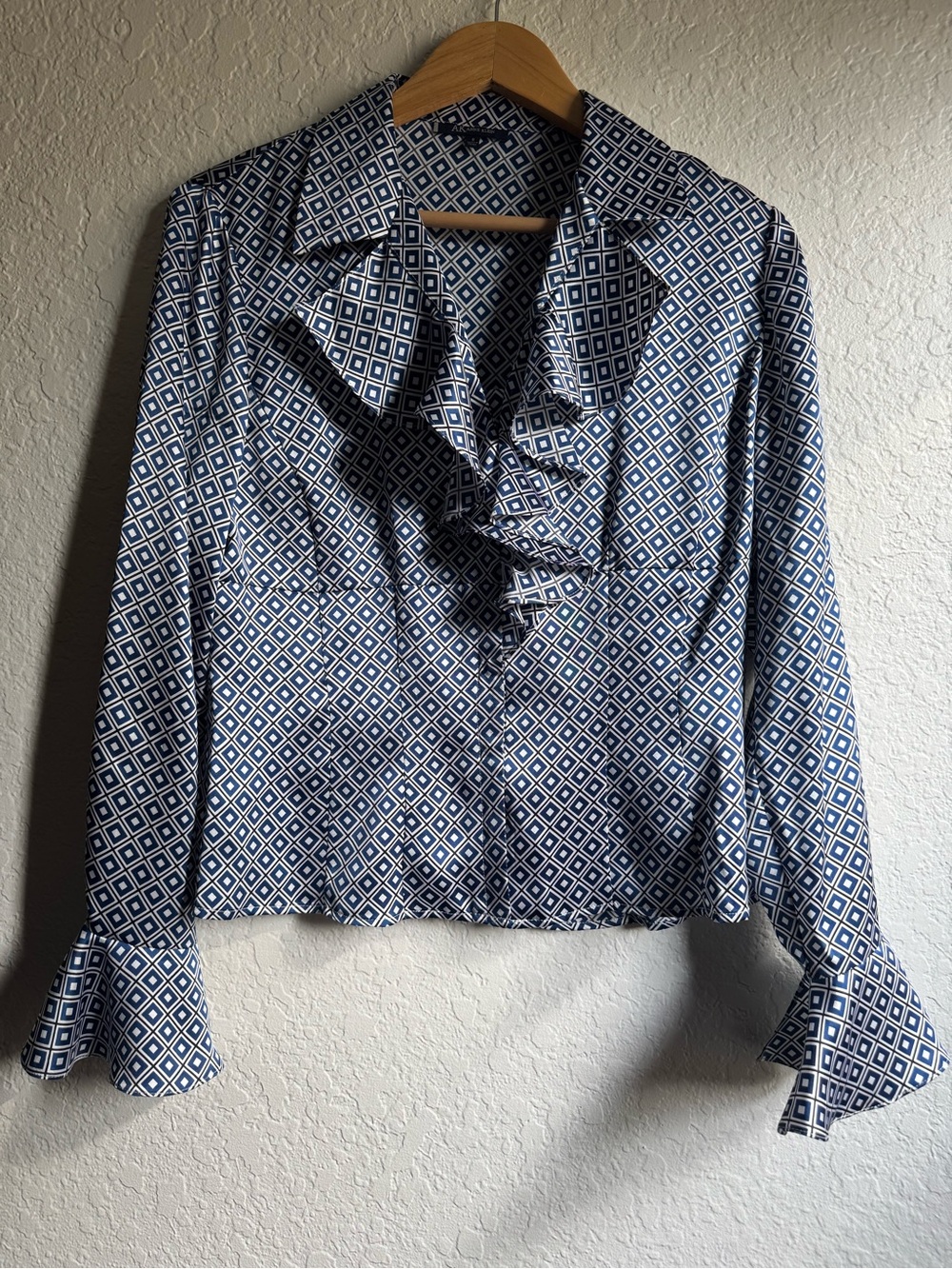 Anne Klein Blue and White Geometric Ruffle Front Blouse  💯 Silk